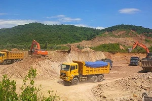 Xẻ núi trường bắn lấy đất trái phép?