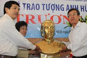 Trao tượng anh hùng dân tộc Trương Định