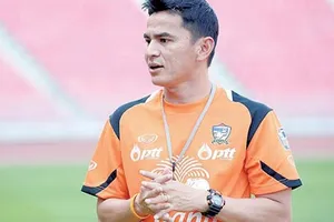 Asiad 17: HLV Kiatisak bị làm khó khi CLB không “nhả” quân