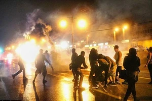Vụ cảnh sát bắn chết Michael Brown: Biểu tình bất chấp lệnh giới nghiêm