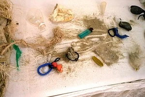 Tái chế chất thải rắn trôi nổi trên kênh