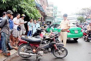 Taxi mất lái làm ba người bị thương 