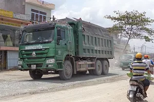 Xe quá tải cày nát vùng ven