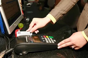 Nhiều cửa hàng vẫn cố thu phí khách thanh toán bằng thẻ