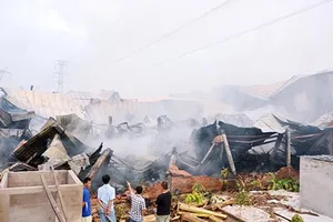 Xưởng gỗ hơn 1.000 m2 bị thiêu rụi 