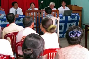 Ủi đất làm đường, ‘tiện thể’ bốc luôn ba ngôi mộ