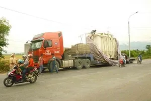 Xe ‘khủng’ ung dung chạy trên quốc lộ 1 