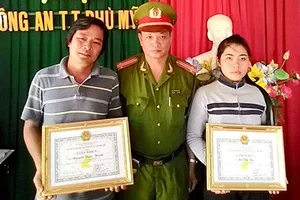 Khen thưởng hai công dân cảnh giác, tố giác tội phạm