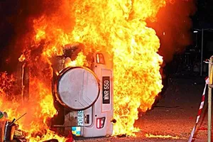 Malaysia: Sân bóng tan hoang, đường phố bị đập phá, xe cảnh sát bị đốt