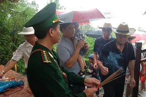 Hàng ngàn người đội mưa viếng mộ đại tướng