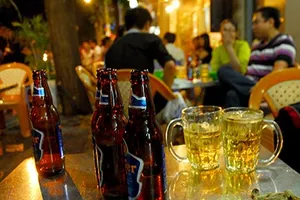 Cấm bán bia vỉa hè?