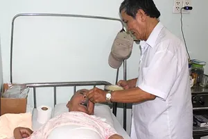 Đàn ông cũng làm nghề nuôi bệnh