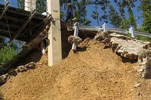 Cầu treo 10 tỉ đồng dùng 10 ngày đã hỏng