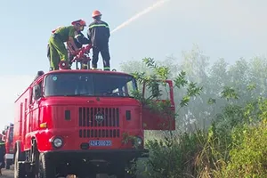 Gần 1.000 người chữa đám cháy lớn gần sân bay Đà Nẵng 