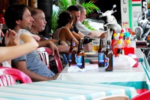 Cấm bán bia vỉa hè: Các bộ tranh luận nảy lửa