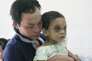 Sự thật về cha ruột của cháu bé bị bạo hành