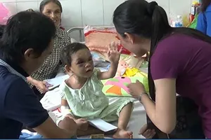 Khởi tố người mẹ và ‘cha hờ’ hành hạ bé gái