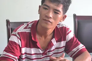 Phụ xe container rút dao dọa CSGT