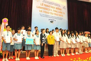 Trao học bổng lần thứ 12 cho HS, SV khó khăn
