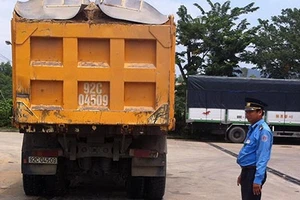 Tài xế chở hàng quá tải ‘cố thủ’ trong nhà vệ sinh