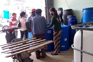 Công khai mua bán rác thải