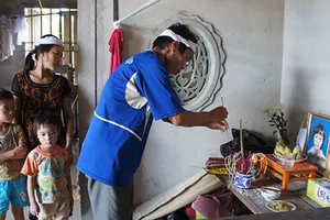 Gia cảnh bé gái chết đuối trên đường đi học về nghèo đói đến mức nào?