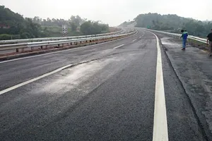 Cao tốc tỉ đô lún nứt: Đổ cho trời là hại dân