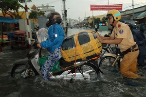 Mưa lớn, Sài Gòn lại ngập nước, cây đổ 