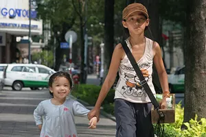 Bước khẽ đến hạnh phúc: Những chuyện nhỏ cảm động 