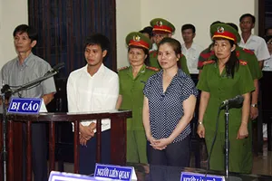 Hắt ly bia vào cán bộ, bị 12 tháng tù 