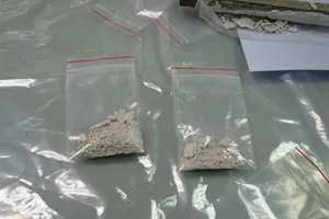 Bắt gần 2 kg cocain vận chuyển qua đường hàng không