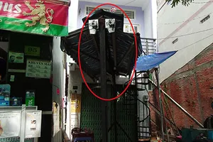 Nhà phố bất ngờ nghiêng, có nguy cơ sụp đổ