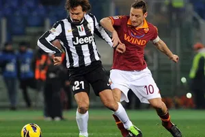 Serie A: Trọng tài tiếp tay Juventus hạ AS Roma