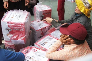 Mua nhằm hàng dỏm, hàng trăm người ‘níu áo’ chính quyền