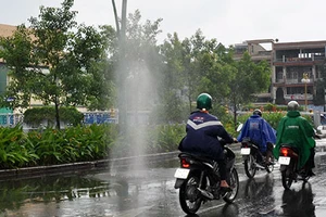 ‘Bom khí’ phá đường ven kênh Nhiêu Lộc - Thị Nghè