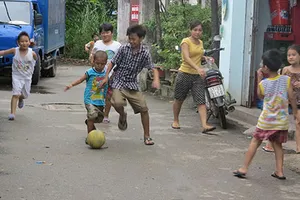 Trẻ con đá bóng, người lớn kiện nhau