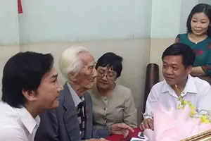 Vua vọng cổ Viễn Châu nhận huân chương Lao động