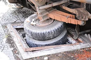 Vụ xe tải đè chết người: Băn khoăn chất lượng nắp hố ga