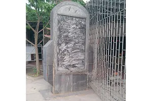 Nhà hàng ‘nuốt’ bia di tích 