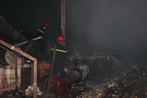 Cháy công ty, hàng trăm người hoảng loạn