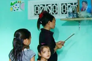 Công an tận tình giúp mẹ con đoàn tụ