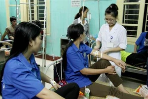 Bắc Giang: Hơn 50 công nhân bị ngộ độc sau bữa trưa