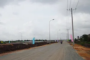 Ổ gà hàng loạt trên đường vào cao tốc Long Thành