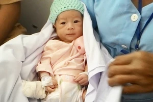 Vụ tai nạn sản phụ văng con ra ngoài: Cháu bé bú được gần nửa lit sữa mỗi ngày