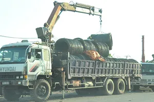 Xe dồn tải ngay khi rời cảng