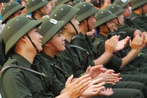 Cán bộ, công chức cũng phải đi bộ đội