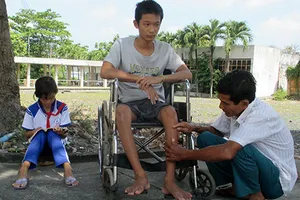 Mẹ dứt lòng bỏ con vậy sao...