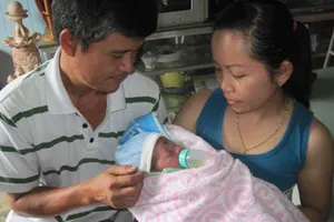 Bé gái sơ sinh bị vứt trong rẫy cà phê cùng một bức thư