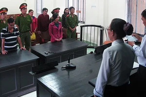 Kiện công an vì bị… khám ngực 