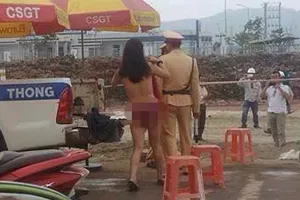 Nữ Việt kiều tốc váy trước mặt CSGT